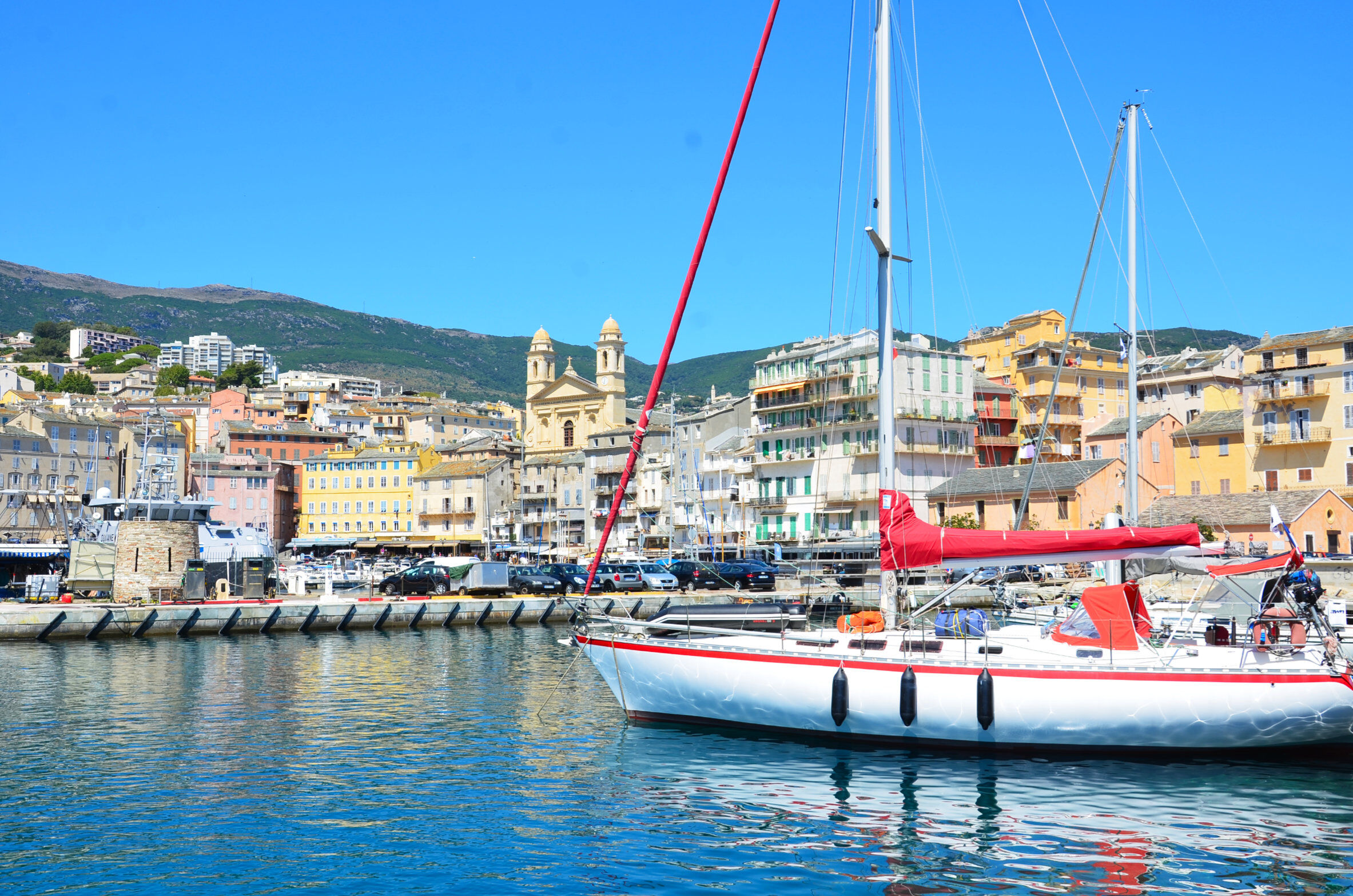 Achat de commerce à Bastia, image représentative de la ville avec son port pittoresque