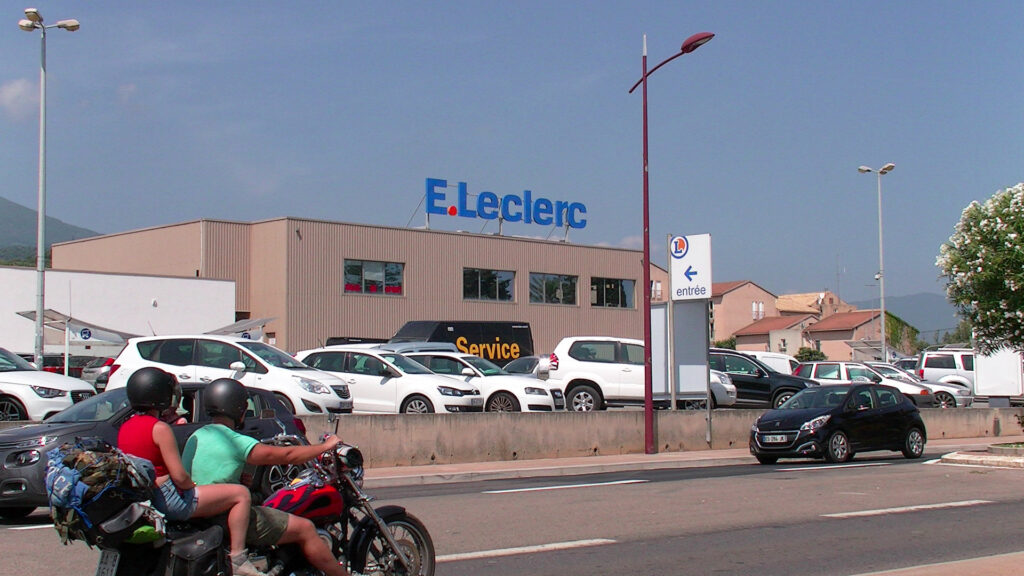 achat de commerce à Folelli : l'image représente le centre commercial de Folelli